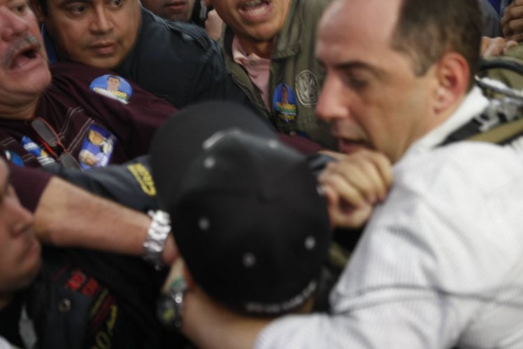Membro da campanha de José Serra (PSDB) é fotografado dando uma gravata no cinegrafista Welington Gouveia durante campanha do tucano em São Bernardo do ... - 100810_tumultoserra_f_001