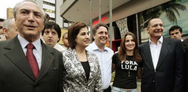 Temer, Rosinha Matheus, Anthony Garotinho, e a filha do casal Clarissa Matheus (da esq. para a dir.) em ato de apoio ao então candidato a presidente do PSDB, Geraldo Alckmin (à dir.), nas eleições de 2006, em São Paulo