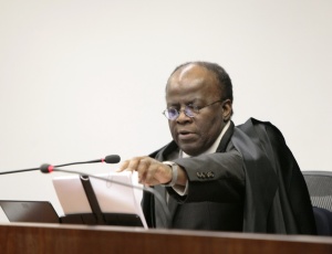 O relator do processo, ministro Joaquim Barbosa, criticou a defesa de Jefferson, afirmando que o objetivo é tumultuar o processo