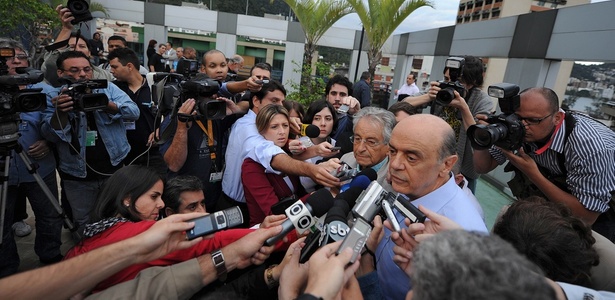 O candidato tucano José Serra fala com jornalistas no Rio de Janeiro