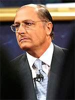Alckmin ouve pergunta durante o programa