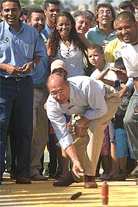 Geraldo Alckmin joga malha com moradores de Cidade Tiradentes