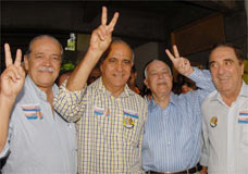 Souto, ACM e Tourinho votam em Salvador