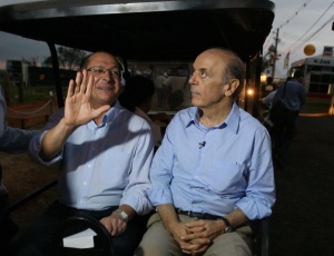 Alckmin e Serra durante evento com agricultores no interior de So Paulo