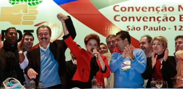 Candidata a presidencia Dilma Rousseff (PT) levanta o brao do senador Aloisio Mercadante, ao lado do ministro Carlos Lupi, durante sua participao na conveno nacional do PDT