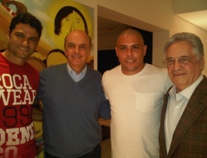 Serra (centro) e Fernando Henrique (direita) posam com os corintianos William e Ronaldo