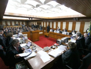 Ministros em sesso no Tribunal Superior Eleitoral