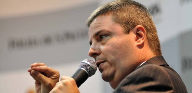 Candidato do PSDB ao governo de Minas participa de sabatina Folha/UOL; veja mais fotos