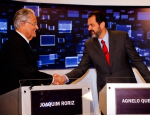Joaquim Roriz (PSC) e Agnelo Queiroz (PT) se cumprimentam em debate promovido pela Band