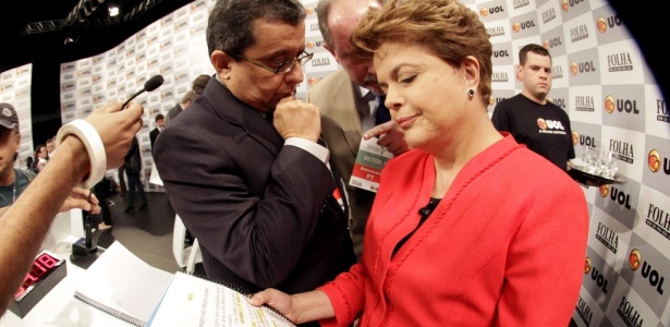 No intervalo, Dilma conversa com assessores; veja imagem