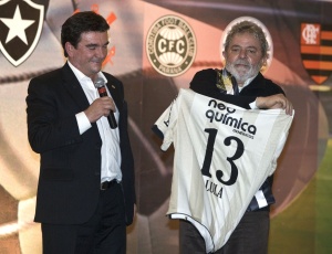 Lula ganha de Sanchez camisa 13 do Corinthians