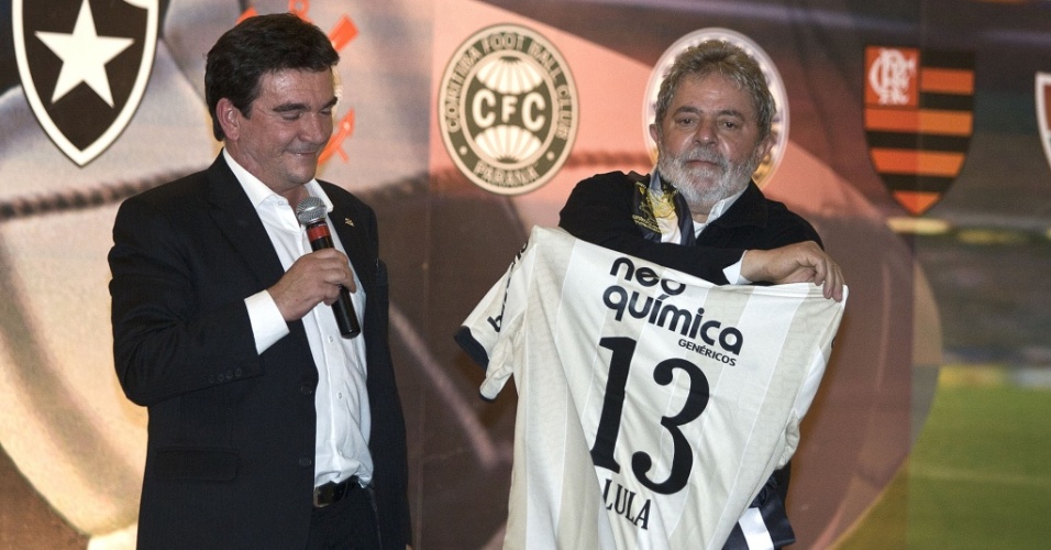 Presidente Lula ganha de Andrés Sanchez a camisa 13 do Corinthians