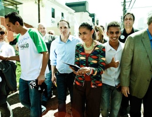 Fbio Feldman, candidato do PV ao governo de SP, e Marina Silva em caminhada na Praa Charles Muller, em So Paulo, neste sbado