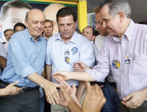 O presidencivel tucano Jos Serra, ao lado de Marconi Perillo, candidato ao governo de Gois pelo PSDB, durante comcio neste sbado (11)