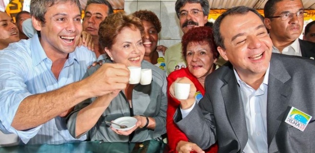 A candidata do PT à Presidência, Dilma Rousseff, toma café em padaria da cidade de São Gonçalo (RJ)