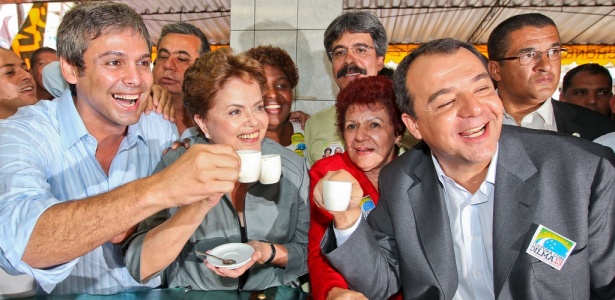 A candidata do PT, Dilma Rousseff, toma caf em So Gonalo (RJ) com aliados