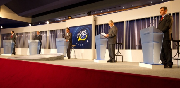 Candidatos ao governo do Distrito Federal participam de debate organizado pela Rede Record 