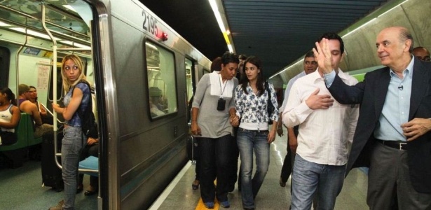 Um dia depois do caos no metr de SP, Serra sada passageiros na Estao das Clnicas