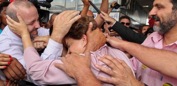 Dilma Rousseff  agarrada por simpatizantes durante visita  rodoviria de Braslia