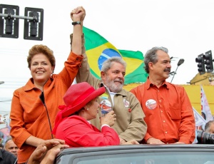 Dilma, dona Marisa Letcia, Lula e Mercadante em ltima carretata antes da eleio, neste sbado