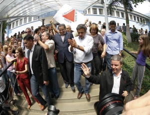 O ex-governador Aécio Neves acompanha votação de Antonio Anastasia (à frente) em BH