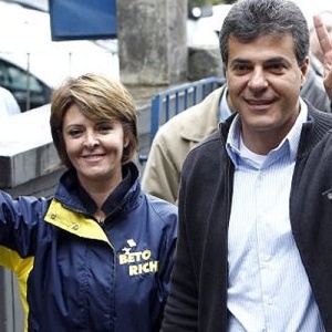 Beto Richa, governador do Paraná, e a mulher, Fernanda Richa, durante campanha ao governo do Paraná em 2010, quando criticou nepotismo do governo anterior - Rodolfo Buhrer/AE