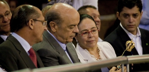 Jos Serra, Monica Serra e Geraldo Alckmin observam imagem de Nossa Senhora Aparecida