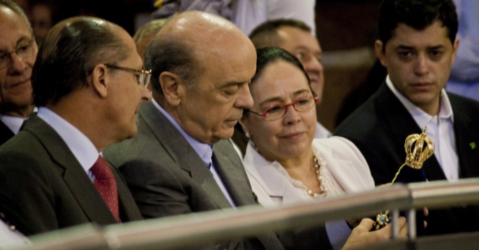 José Serra, Monica Serra e Geraldo Alckmin observam imagem de Nossa Senhora Aparecida