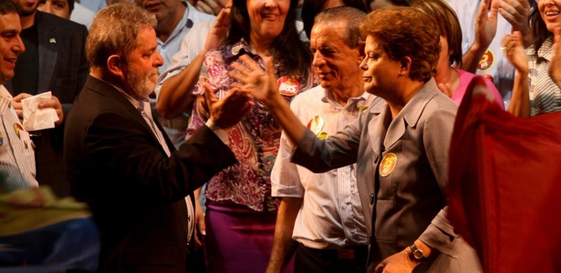 Em 2010, Dilma, ainda candidata, participa de ato político com Lula e Iris Rezende, candidato ao governo de Goiás, em Goiânia - Alan Marques/Folhapress
