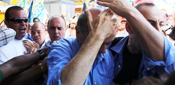 Veja mais fotos do tumulto causado por militantes; Serra  atingido na cabea