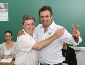 Acio Neves (d) e o governador eleito de Minas Gerais, Antonio Anastasia, em BH