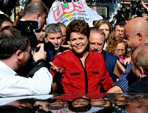 Dilma Rousseff  cercada por militantes e jornalistas em Porto Alegre (RS) 