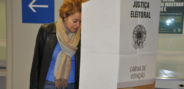 Eleitora vota em seo do Consulado-Geral do Brasil em Londres, no Reino Unido
