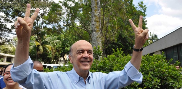 Acompanhado da famlia e de correligionrios, Jos Serra vota em So Paulo