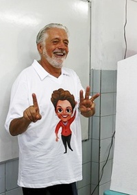 O governador reeleito da Bahia, Jaques Wagner (PT), vota na Escola Ldia Coelho Pinto, no distrito de Arembepe