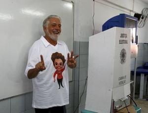 O governador reeleito da Bahia, Jaques Wagner (PT), vota na Escola Ldia Coelho Pinto, no distrito de Arembepe, em Camaari